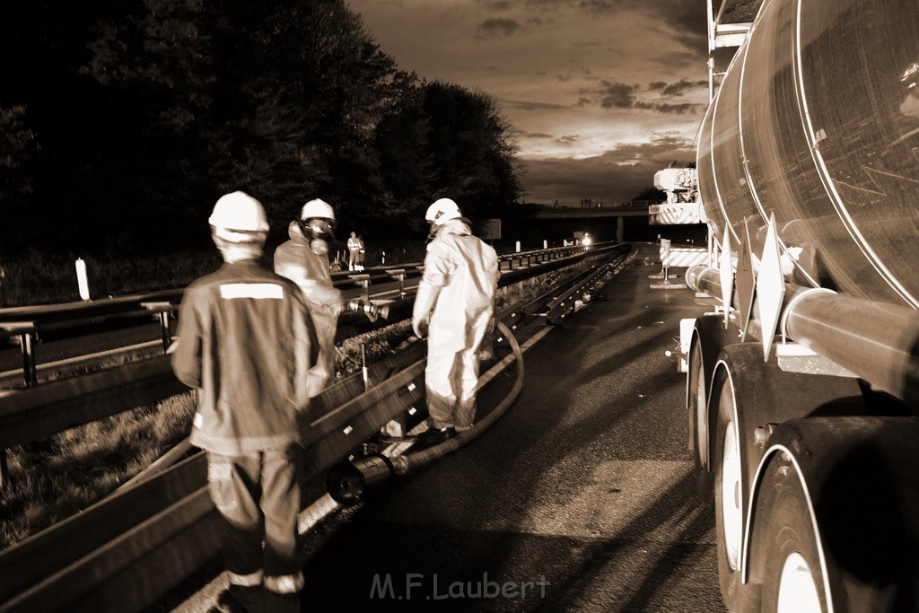 VU Gefahrgut LKW umgestuerzt A 4 Rich Koeln Hoehe AS Gummersbach P602.JPG - Miklos Laubert